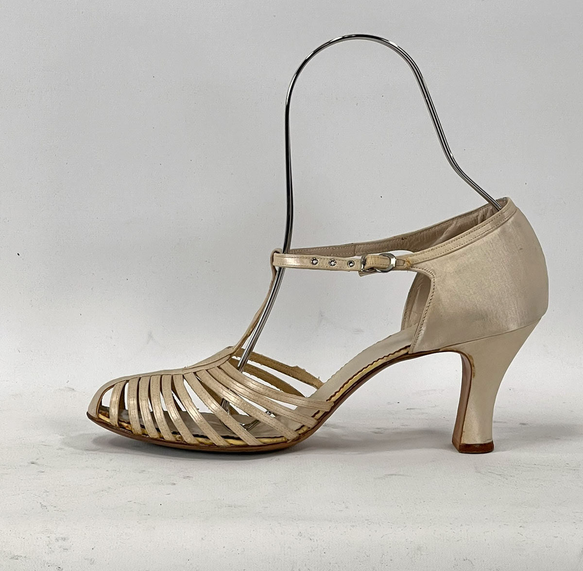 20s Vintage Strappy T-strap Heels Flapper Dance Shoes White Satin Fashion Bootery VFG