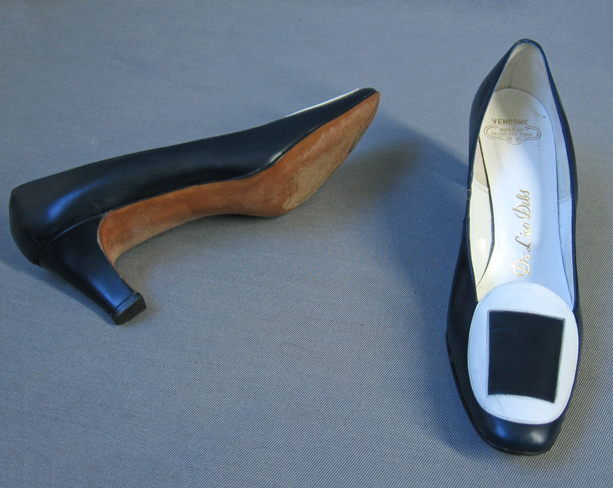 Women's Heels 60s Vintage Mod DeLiso Debs Vendome Pilgrim Style Shoes VFG Blue and White Pumps