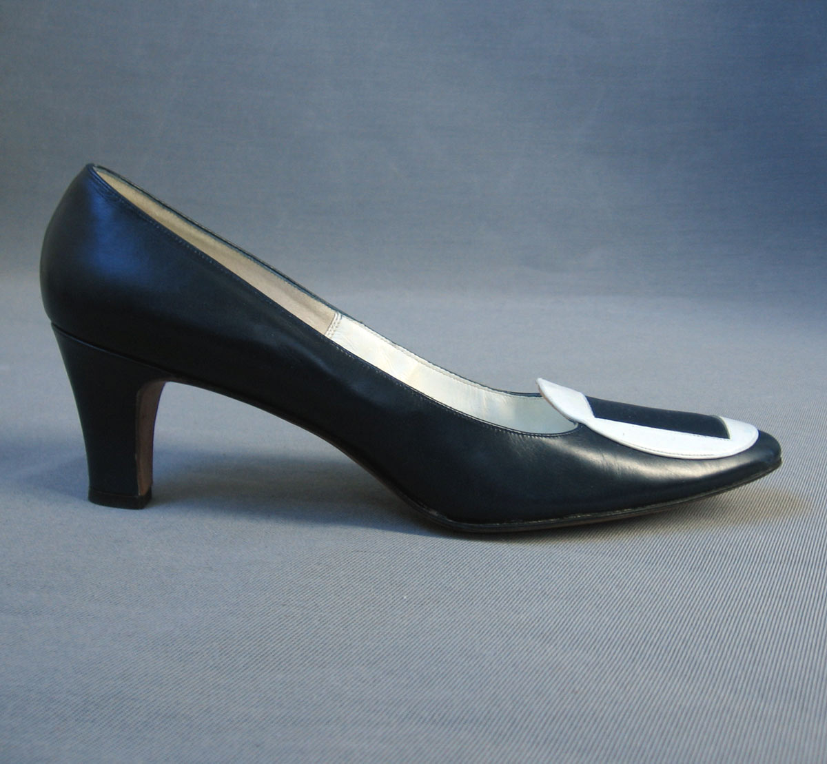 Women's Heels 60s Vintage Mod DeLiso Debs Vendome Pilgrim Style Shoes VFG Blue and White Pumps