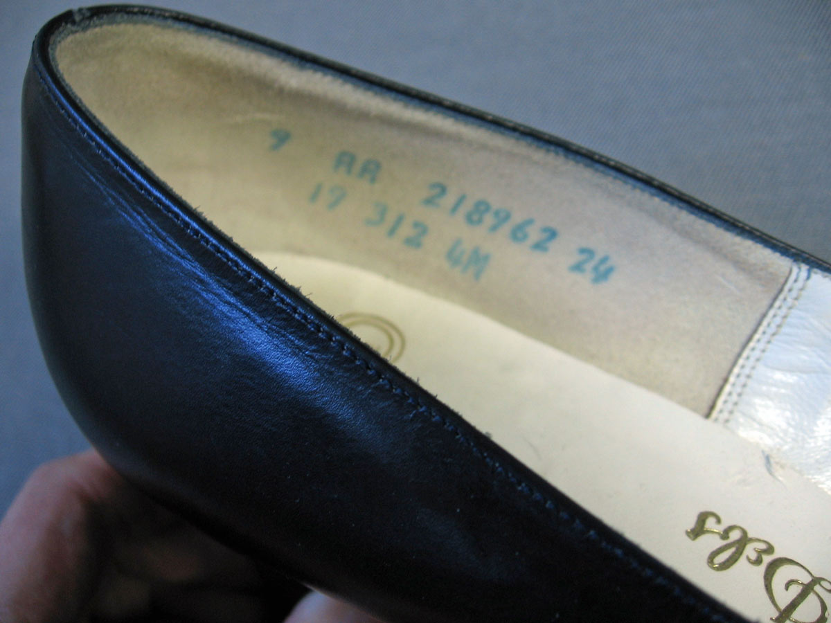Women's Heels 60s Vintage Mod DeLiso Debs Vendome Pilgrim Style Shoes VFG Blue and White Pumps