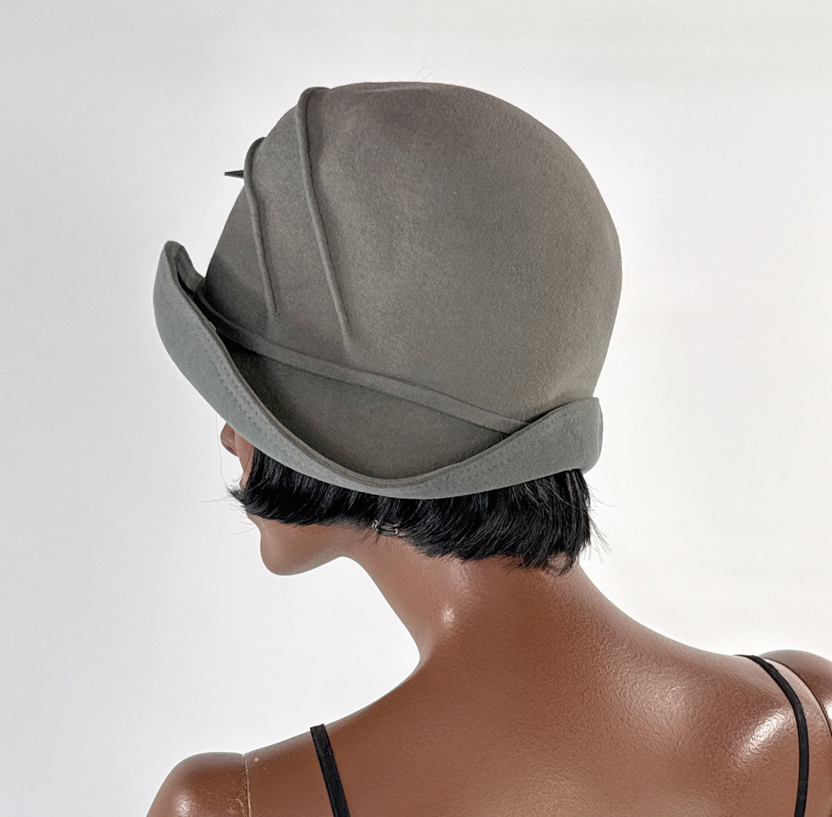 20s Brimmed Cloche Flapper Hat Gray Felt Pleated Large Marcasite Hatpin VFG