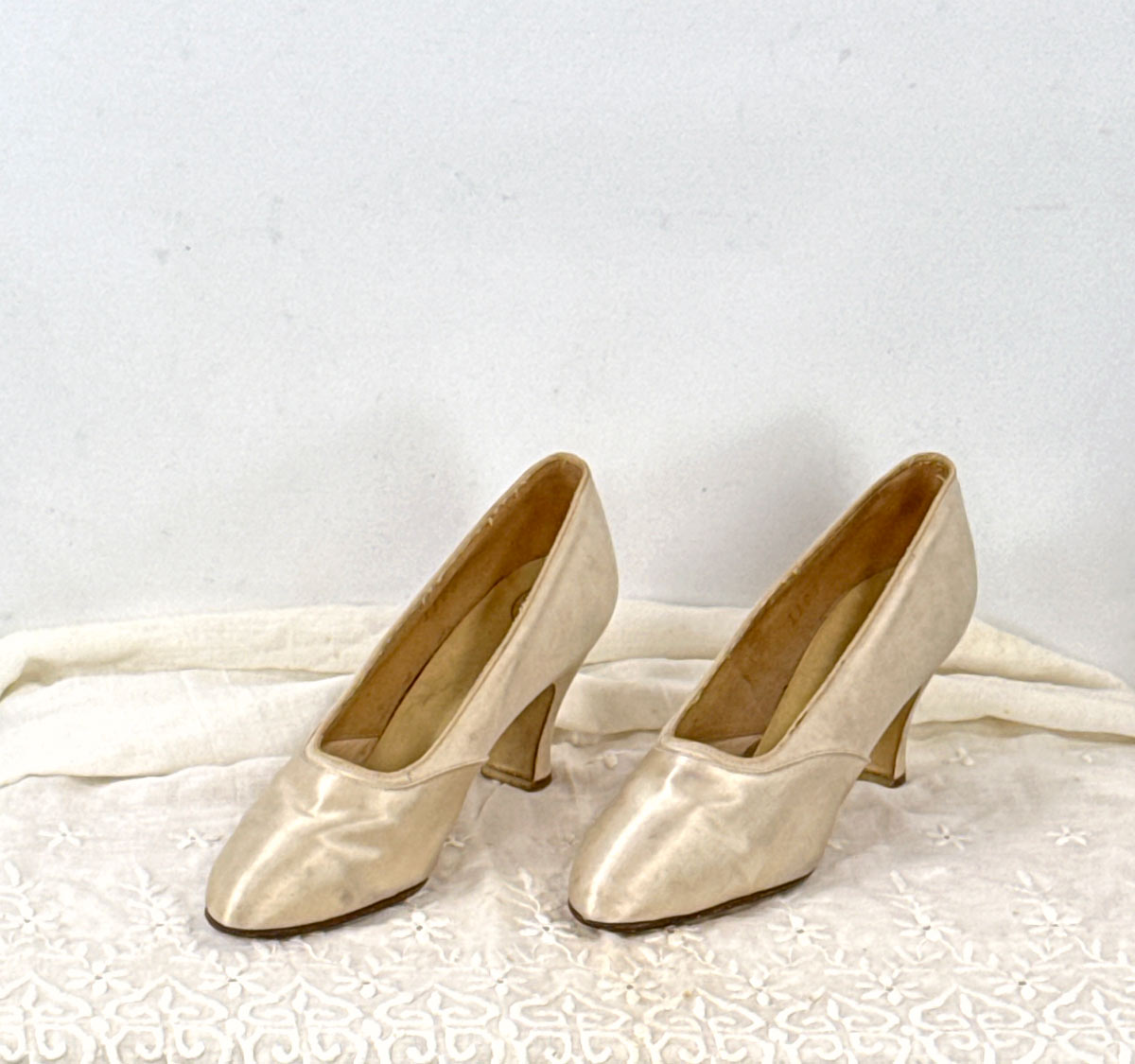 30s Vintage White Satin Pumps Bridal Mary Jane VFG