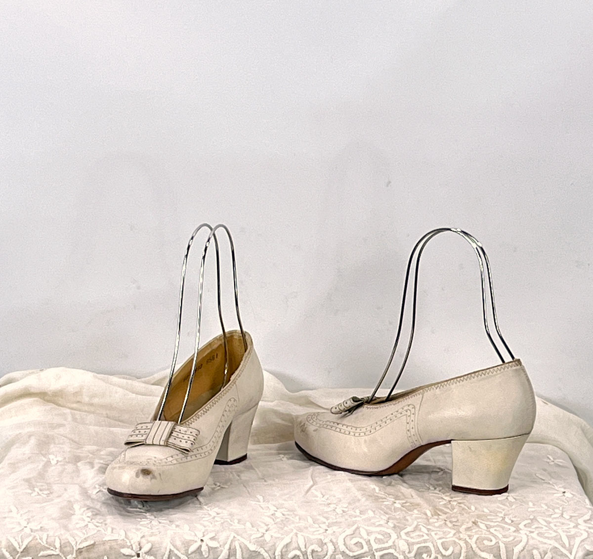 White Leather Pumps Vintage 30s Shoes Flat Bow Heels New Old Stock VFG