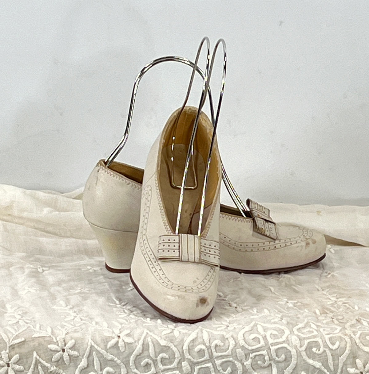 White Leather Pumps Vintage 30s Shoes Flat Bow Heels New Old Stock VFG