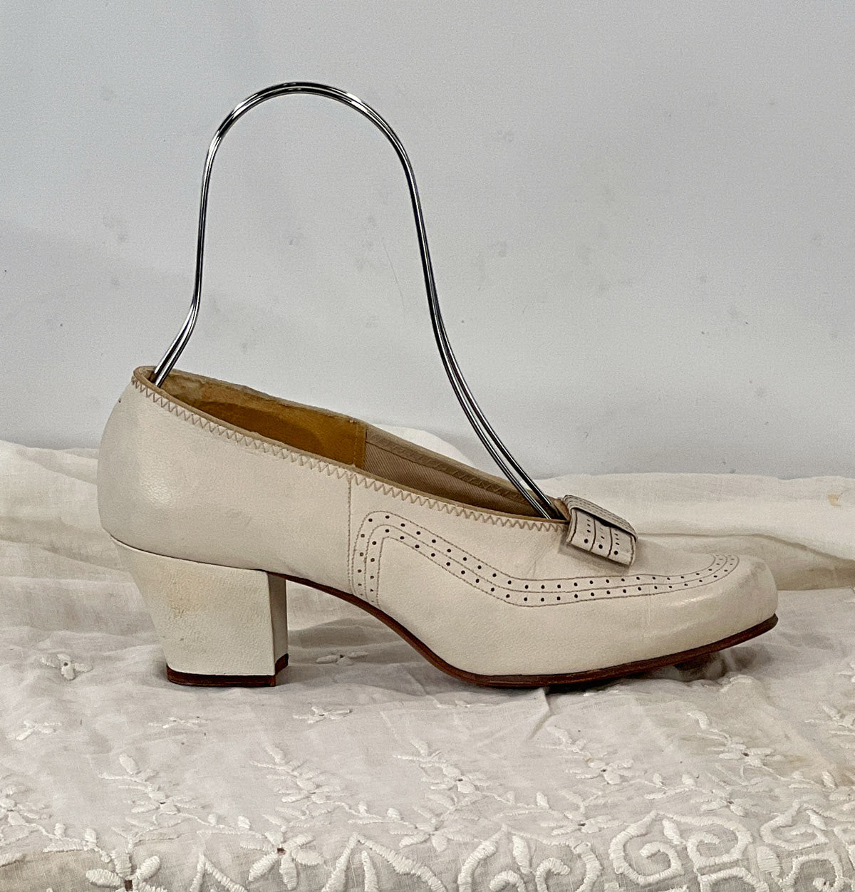 White Leather Pumps Vintage 30s Shoes Flat Bow Heels New Old Stock VFG