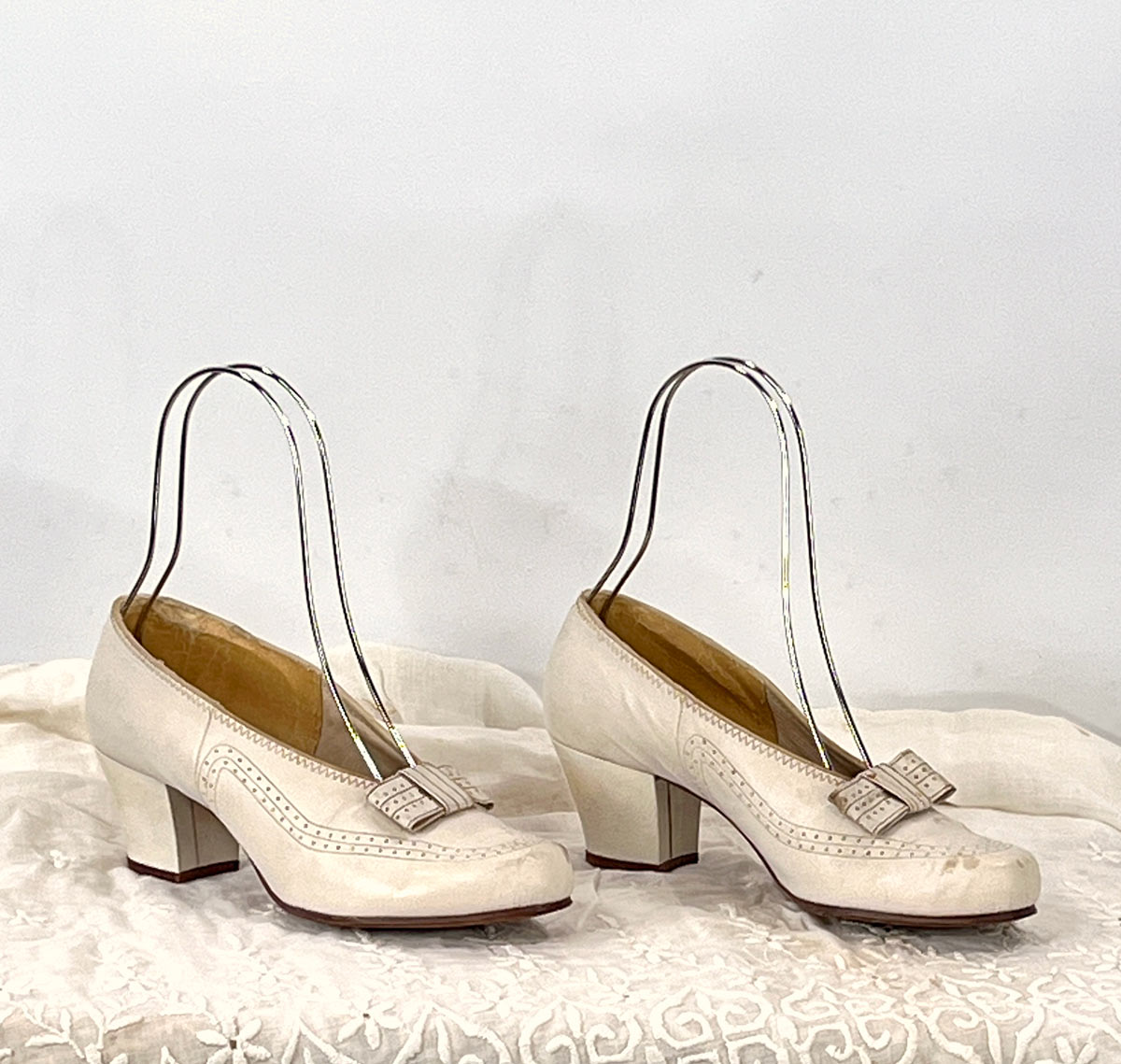 White Leather Pumps Vintage 30s Shoes Flat Bow Heels New Old Stock VFG