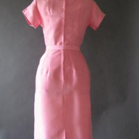 back view, 50s pink sheath dress