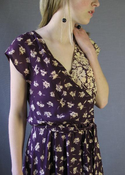 wrap bodice, 70s floral print rayon dress