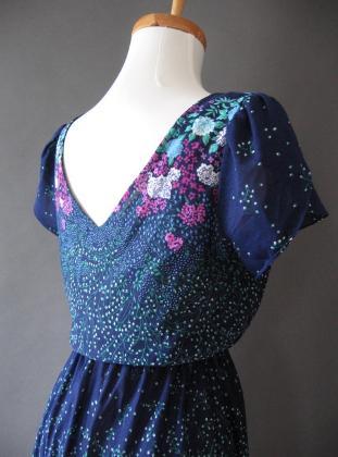 back view of vee neck bodice, 70s flutter dress with tulip sleeves